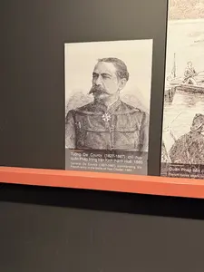 Tướng De Courcy (1827-1887) chỉ huy quân Pháp trong trận Kinh thành Huế, 1885（1885年のフエ王宮攻撃を指揮したド・クールシー将軍の肖像 / ハノイ・ベトナム軍事歴史博物館の展示パネル）