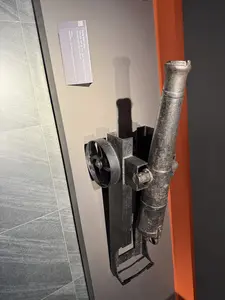 Súng thần công。Niên đại thế kỷ XIX, phát hiện ở Gia Định (nay là thành phố Hồ Chí Minh).。（日本語訳）。神功砲。19世紀。ザーディン（現在のホーチミン市）で発見。