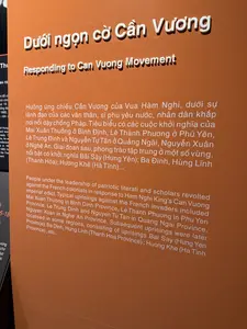 Dưới ngọn cờ Cần Vương。Hưởng ứng chiếu Cần Vương của Vua Hàm Nghi, dưới sự lãnh đạo của các văn thân, sĩ phu yêu nước, nhân dân khắp nơi nổi dậy chống Pháp. Tiêu biểu có các cuộc khởi nghĩa của Mai Xuân Thưởng ở Bình Định, Lê Thành Phương ở Phú Yên, Lê Trung Đình và Nguyễn Tự Tân ở Quảng Ngãi, Nguyễn Xuân ở Nghệ An. Giai đoạn sau, phong trào tập trung ở một số vùng, nổi bật có khởi nghĩa Bãi Sậy (Hưng Yên); Ba Đình, Hùng Lĩnh (Thanh Hóa); Hương Khê (Hà Tĩnh)...。（日本語訳）。勤王の旗の下に。咸宜（ハム・ギ）帝の勤王の詔に応じ、愛国的な文人、士大夫の指導の下、各地の人民はフランスに反旗を翻した。代表的なものに、ビンディン省のマイ・スアン・トゥオン、フーイエン省のレ・タイン・フオン、クアンガイ省のレ・チュン・ディンとグエン・トゥ・タン、ゲアン省のグエン・スアンによる蜂起がある。後の段階では、運動はいくつかの地域に集中し、中でもバイサイ（フンイエン省）、バディン、フンリン（タインホア省）、フオンケー（ハティン省）などの蜂起が際立っていた。