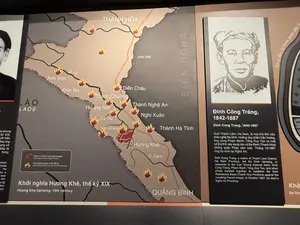 THANH HÓA。Hòn Mê。BIỂN ĐÔNG。S. Cả。Anh Sơn。Đồn Nu。Diễn Châu。Thanh Chương。Thành Nghệ An。Hương Sơn。Nghi Xuân。Đức Thọ。Thành Hà Tĩnh。Vân Chàng。Hương Khê。S. Gianh。QUẢNG BÌNH。LÀO。Căn cứ chính của nghĩa quân。Nơi nghĩa quân hoạt động。Khởi nghĩa Hương Khê, thế kỷ XIX。Đinh Công Tráng, 1842-1887。Quê Thanh Liêm, Hà Nam, là một thủ lĩnh của khởi nghĩa Ba Đình. Hưởng ứng chiếu Cần Vương, ông cùng Phạm Bành, Tống Duy Tân và một số thủ lĩnh xây dựng căn cứ Ba Đình (Thanh Hóa) chống quân Pháp xâm lược. Tháng 10/1887, ông hy sinh tại Nghệ An.。Sông đào từ Ninh Bình đến T。phong。kỷ XIX.。ưới triều。ứng。ụng cờ。Đây là。trong。Khởi。Ba Din。（日本語訳）。タインホア。ホンメー島。東海。カー川。アインソン。ドンヌー。ジエンチャウ。タインチュオン。ゲアン城。フオンソン。ギスアン。ドゥクト。ハティン城。ヴァンチャン。フオンケー。ザイン川。クアンビン。ラオス。義勇軍の主要拠点。義勇軍の活動場所。フオンケー蜂起、19世紀。ディン・コン・チャン、1842-1887年。ハナム省タインリエム出身、バディン蜂起の指導者の一人。勤王の詔に応じ、彼はファム・バイン、トン・ズイ・タンおよび数名の指導者と共に、フランス侵略軍に対抗するためバディン拠点（タインホア）を建設した。1887年10月、彼はゲアンで犠牲となった。ニンビンからTまでの運河。フォン。19世紀。...朝の下。ウン。...旗を。これは。...の中に。蜂起。バディン