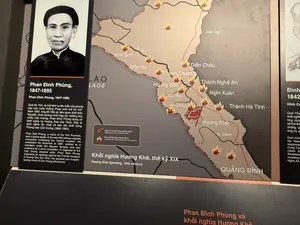 Phan Đình Phùng, 1847-1895。Quê Hà Tĩnh, là một lãnh tụ tiêu biểu của phong trào yêu nước chống Pháp cuối thế kỷ XIX. Năm 1887, ông đỗ Tiến sỹ, làm quan dưới triều Nguyễn, được phong chức Ngự sử. Hưởng ứng chiếu Cần Vương, Phan Đình Phùng dựng cờ khởi nghĩa tại Hương Khê (Hà Tĩnh). Đây là khởi nghĩa lớn nhất và kéo dài nhất trong Phong trào Cần Vương (1885-1895).。LÀO。Anh Sơn。S. Cả。Đồn Nu。Hương Sơn。Đức Thọ。Vân Chàng。Hòn Mê。Diễn Châu。Thanh Chương。Thành Nghệ An。Nghi Xuân。Hương Khê。Thành Hà Tĩnh。S. Gianh。BIỂN ĐÔNG。QUẢNG BÌNH。Căn cứ chính của nghĩa quân。Nơi nghĩa quân hoạt động。Khởi nghĩa Hương Khê, thế kỷ XIX。Phan Đình Phùng và khởi nghĩa Hương Khê。Đinh。1842。Dinh Co。Quê Tha。khởi nghĩa。ông cùng。số thủ lĩnh。chống qu。ông hy s。Nghe An。（日本語訳）。ファン・ディン・フン、1847-1895。ハティン省出身、19世紀末の反フランス愛国運動の代表的な指導者である。1887年、彼は進士（ティエンシー）に合格し、阮（グエン）朝の下で官吏となり、御史（ゴスー）の職に任じられた。勤王（カンヴオン）の詔に応じ、ファン・ディン・フンはフオンケー（ハティン省）で蜂起の旗を揚げた。これは勤王運動（1885-1895）の中で最大かつ最も長く続いた蜂起である。ラオス。アインソン。カー川。ヌー砦。フオンソン。ドゥクト。ヴァンチャン。ホンメー島。ジエンチャウ。タインチュオン。ゲアン城。ギスアン。フオンケー。ハティン城。ザイン川。南シナ海。クアンビン省。義勇軍の主要拠点。義勇軍の活動地域。フオンケー蜂起、19世紀。ファン・ディン・フンとフオンケー蜂起。ディン。1842。ジンコー。故郷 タ。蜂起。彼は共に。数の指導者。反…。彼は犠…。ゲアン