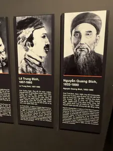 nghĩa Hùng Lĩnh。đỗ Tiến sỹ, làm。885, hưởng ứng。p lực lượng xây。Lộc, Thanh Hóa)。ng cân sức, lực。quân Pháp bắt và。Lê Trung Đình, 1857-1885。Quê Quảng Ngãi. Ông đỗ Cử nhân (1884), từng giữ chức Án sát tại Bình Thuận. Năm 1885, hưởng ứng Chiếu Cần Vương ông cùng Nguyễn Tự Tân, Nguyễn Bá Loan, dựng cờ khởi nghĩa. Lực lượng nghĩa quân đến 3.000 người, chiếm được tỉnh Quảng Ngãi. Quân Pháp đàn áp, ông và các thủ lĩnh bị bắt và hy sinh, khởi nghĩa chấm dứt.。Nguyễn Quang Bích, 1832-1890。Quê Thái Bình, Năm 1869, ông đỗ Hoàng giáp, được Vua Tự Đức giao tổ chức các đội dân binh bảo vệ vùng biên Tây Bắc. Hưởng ứng chiếu Cần Vương, ông tổ chức lực lượng chống Pháp. Nghĩa quân hoạt động khắp vùng Tây Bắc, giành được một số thắng lợi. Năm 1890, ông lâm bệnh qua đời, phong trào dần lắng xuống.。（日本語訳）。フンリンの義。進士に合格し、務める。885年、応じる。力を築き。ロック、タインホア）。力が拮抗し、。フランス軍に捕らえられ、。レ・チュン・ディン、1857-1885。クアンガイ省出身。彼は挙人（1884年）に合格し、かつてビントゥアン省の按察使を務めた。1885年、勤王の詔に応じ、彼はグエン・トゥ・タン、グエン・バー・ロアンと共に蜂起の旗を揚げた。義勇軍の兵力は3,000人に達し、クアンガイ省を占領した。フランス軍が弾圧し、彼と指導者たちは捕らえられ犠牲となり、蜂起は終結した。グエン・クアン・ビック、1832-1890。タイビン省出身。1869年、彼はホアン・ザップ（黄甲）に合格し、嗣徳帝から西北辺境地域を防衛する民兵隊を組織するよう命じられた。勤王の詔に応じ、彼はフランスに対抗する勢力を組織した。義勇軍は西北地域全域で活動し、いくつかの勝利を収めた。1890年、彼は病に倒れ亡くなり、運動は次第に沈静化した。