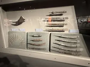 Gươm. Vũ khí của nghĩa quân Yên Thế, cuối thế kỷ XIX, đầu thế kỷ XX. Sưu tầm tại Bắc Giang, năm 1961.。Dao găm. Vũ khí của nghĩa quân trong khởi nghĩa Ba Đình, cuối thế kỷ XIX. Sưu tầm tại Thanh Hóa, năm 1959.。Kiếm. Vũ khí thời Nguyễn, cuối thế kỷ XIX.。（日本語訳）。剣。イエンテー義勇軍の武器、19世紀末から20世紀初頭。1961年、バクザン省にて収集。短剣。バディン蜂起における義勇軍の武器、19世紀末。1959年、タインホア省にて収集。剣。グエン朝時代の武器、19世紀末。