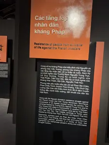 Các tầng lớp nhân dân kháng Pháp（各階層の人民による対フランス抗戦の展示パネル / ハノイ・ベトナム軍事歴史博物館）