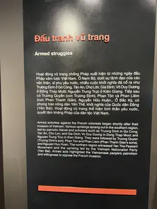Đấu tranh vũ trang。Hoạt động vũ trang chống Pháp xuất hiện từ những ngày đầu Pháp xâm lược Việt Nam. Ở Nam Bộ, dưới sự lãnh đạo của các văn thân, sĩ phu yêu nước, nhiều cuộc khởi nghĩa đã nổ ra như Trương Định ở Gò Công, Tân An, Chợ Lớn, Gia Định; Võ Duy Dương ở Đồng Tháp Mười; Nguyễn Trung Trực ở Kiên Giang. Tiếp sau có Trương Quyền (con Trương Định), Phan Tôn và Phan Liêm (con Phan Thanh Giản), Nguyễn Hữu Huân... Ở Bắc Kỳ, có phong trào nông dân Yên Thế, khởi nghĩa của Quốc dân Đảng (Yên Bái). Hoạt động vũ trang thể hiện tinh thần yêu nước, quyết tâm kháng Pháp của dân tộc Việt Nam.。（日本語訳）。武装闘争。フランスに対する武装活動は、フランスがベトナムを侵略した初期から現れました。南部では、愛国的な文人や士大夫の指導の下、ゴーコン、タンアン、チョロン、ザーディンでのチュオン・ディン、ドンタップ・ムオイでのヴォー・ズイ・ズオン、キエンザンでのグエン・チュン・チュックなど、多くの蜂起が起こりました。その後、チュオン・クエン（チュオン・ディンの子）、ファン・トンとファン・リエム（ファン・タイン・ザンの子）、グエン・フー・フアンなどが続きました。北部では、イエンテの農民運動、国民党の蜂起（イエンバイ）がありました。武装活動は、ベトナム民族の愛国精神とフランスに抵抗する決意を表しています。