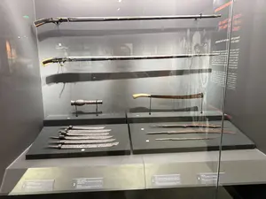 Súng hỏa mai。Vũ khí thời Nguyễn, thế kỷ XIX。Kiếm, súng lệnh。Nghĩa quân Võ Duy Dương sử dụng chống Pháp, cuối thế kỷ XIX。Dao。Cuối thế kỷ XIX, phát hiện tại vùng Bãi Sậy, tỉnh Hưng Yên, nơi diễn ra khởi nghĩa Nguyễn Thiện Thuật。Lưỡi đao。Vũ khí thời Nguyễn, cuối thế kỷ XIX。（日本語訳）。火縄銃。阮朝時代の武器、19世紀。剣、号令銃。ヴォー・ズイ・ズオンの義勇軍がフランスに対抗して使用、19世紀末。刀。19世紀末、グエン・ティエン・トゥアットの蜂起が起こったフンイエン省バイサイ地域で発見。刀身。阮朝時代の武器、19世紀末