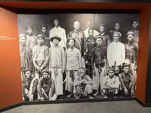 Thám và của nghĩa quân Yên Thế Đề Thám Dĩnh Lộc Mai Cả Hùynh Tân Sói Ba Phủ Ba S Khôi。（日本語訳）。タムとイエンテー義勇軍のデ・タム、ジン・ロック、マイ・カー、フイン・タン、ソイ・バー、フー・バー、S・コイ