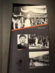 Đám tang Lương Văn Can tại Hà Nội, 19/6/1927。Lương Văn Can, 1854-1927。Các sĩ phu và giáo viên tại trường Đông Kinh Nghĩa Thục tại Hà Nội, đầu thế kỷ XX。Trường Đông Kinh Nghĩa Thục, nơi khởi đầu phong trào cách mạng lấy giáo dục nâng cao trình độ mọi mặt ở Hà Nội, 1907。（日本語訳）。ハノイでの梁文玕の葬儀、1927年6月19日。梁文玕、1854-1927年。ハノイの東京義塾の士大夫と教師たち、20世紀初頭。東京義塾、ハノイであらゆる面のレベルを高める教育を掲げた革命運動が始まった場所、1907年