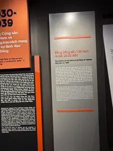 1930-1939。Cộng sản Nam và g trào cách mạng sự lãnh đạo Đảng。Trong bối cảnh các phong trào chống Pháp xâm lược đều thất bại, dân tộc Việt Nam đứng trước cuộc khủng hoảng về đường lối cứu nước. Năm 1911, Nguyễn Ái Quốc ra đi tìm đường cứu nước. Năm 1920, sau khi đọc Sơ thảo lần thứ 1 những Luận cương về vấn đề dân tộc và vấn đề thuộc địa của Lê-nin và tìm ra con đường cứu nước, Người đã tích cực truyền bá chủ nghĩa Mác-Lênin, chuẩn bị về chính trị, tư tưởng, tổ chức cho sự ra đời của đảng cách mạng. Ngày 03/02/1930, tại Hương Cảng (nay là Hồng Kông, Trung Quốc), Nguyễn Ái Quốc chủ trì Hội nghị hợp nhất các tổ chức Cộng sản ở Việt Nam, thành lập Đảng Cộng sản Việt Nam. Hội nghị thông qua nhiều văn kiện quan trọng của Đảng.。Dưới sự lãnh đạo của Đảng Cộng sản Việt Nam, cách mạng giành những thắng lợi quan trọng bước đầu, tiêu biểu là phong trào Xô viết Nghệ-Tĩnh (1930-1931); cuộc vận động dân chủ (1936-1939).。Đảng Cộng sản Việt Nam ra đời, 03/02/1930。Cuối năm 1929, Việt Nam hình thành 3 tổ chức Cộng sản: Đông Dương Cộng sản Đảng, An Nam Cộng sản Đảng, Đông Dương Cộng sản Liên đoàn. Trước tình hình đó, từ ngày 06/01 đến đầu tháng 02/1930, tại Hương Cảng (nay là Hồng Kông, Trung Quốc), Nguyễn Ái Quốc, với tư cách là đặc phái viên Quốc tế Cộng sản, chủ động đứng ra triệu tập Hội nghị hợp nhất các tổ chức Cộng sản, thành lập Đảng Cộng sản Việt Nam. Hội nghị thông qua những văn kiện thành lập Đảng và lấy tên là Đảng Cộng sản Việt Nam. Đảng Cộng sản Việt Nam ra đời đánh dấu bước ngoặt lịch sử có ý nghĩa quyết định đối với cách mạng Việt Nam.。（日本語訳）。1930-1939年。共産党と党の指導による革命運動。フランスの侵略に抵抗する運動がすべて失敗した背景の中、ベトナム民族は救国の道筋に関する危機に直面していました。1911年、グエン・アイ・クオックは救国の道を探しに出ました。1920年、レーニンの「民族問題と植民地問題に関するテーゼ草案（第一稿）」を読み、救国の道を見出した後、彼（グエン・アイ・クオック）はマルクス・レーニン主義を積極的に広め、革命党の誕生に向けて政治、思想、組織の準備を行いました。1930年2月3日、香江（現在の香港、中国）にて、グエン・アイ・クオックはベトナムの各共産主義組織を統合する会議を主宰し、ベトナム共産党を設立しました。会議は党の多くの重要文書を採択しました。ベトナム共産党の指導の下、革命は初期の重要な勝利を収めました。代表的なものにゲティン・ソビエト運動（1930-1931年）、民主化運動（1936-1939年）があります。ベトナム共産党の誕生、1930年2月3日。1929年末、ベトナムには3つの共産主義組織が形成されました。インドシナ共産党、アンナン共産党、インドシナ共産主義者連盟です。その状況を前に、1930年1月6日から2月初旬にかけて、香江（現在の香港、中国）にて、グエン・アイ・クオックはコミンテルンの特使として、主体的に各共産主義組織を統合する会議を招集し、ベトナム共産党を設立しました。会議は党設立の文書を採択し、党名をベトナム共産党としました。ベトナム共産党の誕生は、ベトナム革命にとって決定的な意味を持つ歴史的な転換点となりました。