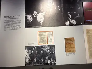 Nguyễn Ái Quốc người sáng lập Đảng Cộng sản Việt Nam（「グエン・アイ・クオック、ベトナム共産党の創設者」に関する展示 / ベトナム軍事歴史博物館）