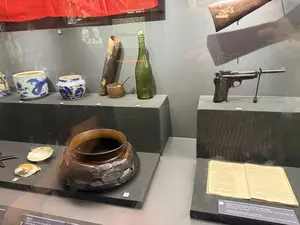 Đèn pin。Đồng chí Quốc Vĩnh, Đội du kích。trong công tác。Nhật ký Đệ nhị trung đội Cứu quốc quân。Đồng chí Đào Văn Trường ghi hoạt động của Trung đội tại Cao Bằng, 1941-1942。（日本語訳）。懐中電灯。クオック・ヴィン同志、遊撃隊。任務中。救国軍第二中隊日記。ダオ・ヴァン・チュオン同志が1941年から1942年にかけてカオバンでの中隊の活動を記録