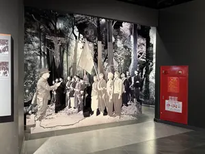 Đội Việt Nam Tuyên truyền Giải phóng quân, 22/12/1944。NỘI QUY PHÒNG CHÁY CHỮA CHÁY。HỘP CHỮA CHÁY。TIÊU LỆNH CHỮA CHÁY。1. BÁO ĐỘNG. KHI XẢY RA CHÁY BÁO ĐỘNG NGAY。2. CÚP CẦU DAO ĐIỆN. CÚP CẦU DAO ĐIỆN NƠI XẢY RA CHÁY。3. DÙNG BÌNH CHỮA CHÁY. DÙNG BÌNH CHỮA CHÁY, CÁT VÀ NƯỚC ĐỂ DẬP TẮT。4. ĐIỆN THOẠI 114. ĐIỆN THOẠI SỐ 114 ĐỘI CHỮA CHÁY CHUYÊN NGHIỆP。（日本語訳）。ベトナム解放軍宣伝隊、1944年12月22日。防火・消火規則。消火栓箱。消火指令。1. 通報。火災発生時は直ちに通報する。2. 電源遮断。火災発生場所のブレーカーを落とす。3. 消火器を使用する。消火器、砂、水を使って消火する。4. 114番に電話する。専門消防隊の114番に電話する。