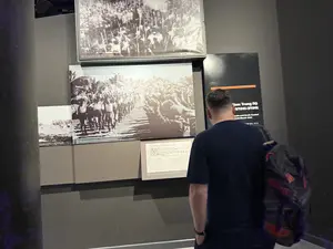 Nam Trung Bộ。9/1945-3/1946。Sài Gòn, Xứ ủy。Quân dân Nam Bộ nhất tề đứng lên kháng chiến, 23/9/1945.。Đoàn quân xung phong quyết tâm chiến đấu, bảo vệ nền độc lập dân tộc tại Nam Bộ, 9/1945.。Tôi khuyên đồng bào bình tĩnh, nhưng sẵn sàng. Hễ thực dân Pháp đến đâu, thì tùy sức mình mà kháng cự lại. Đồng bào hãy tin tưởng vào tương lai của dân tộc. Thắng lợi nhất định về ta. Chào thân ái và quyết thắng.。Bác.。Thư của Chủ tịch Hồ Chí Minh gửi đồng bào, chiến sĩ Nam Bộ。（日本語訳）。南中部。1945年9月-1946年3月。サイゴン、地方委員会。南部の軍民は一斉に立ち上がり抗戦した、1945年9月23日。突撃隊は、南部の民族独立を守るために戦うことを決意した、1945年9月。私は同胞に冷静であるよう、しかし準備を怠らないよう勧めます。フランス植民地主義者がどこに来ようとも、自分の力に応じて抵抗しなさい。同胞は民族の未来を信じてください。勝利は必ず我々のものとなります。親愛と決戦の挨拶を送ります。ホーおじさん。ホー・チ・ミン主席から南部の同胞、兵士への手紙