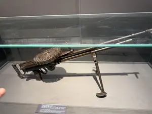 Súng trung liên Lewis。Đại đội Nam tiến "Phan Đình Phùng" sử dụng trong。các trận đánh ở chiến trường Bình Thuận, 10/1945。（日本語訳）。ルイス軽機関銃。「ファン・ディン・フン」南進中隊が使用。1945年10月、ビントゥアン戦場の各戦闘にて