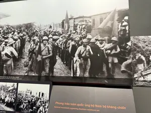 Kết tại ga Tuy Hòa, tỉnh Phú Yên, 10/1945。Phong trào toàn quốc ủng hộ Nam bộ kháng chiến。Lực lượng vũ trang Liê。điển, 9/1945。（日本語訳）。フーイエン省トゥイホア駅にて集結、1945年10月。南部抗戦を支持する全国運動。Liê武装勢力。điển、1945年9月