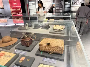 TẶNG TRƯỜNG VÕ BỊ TRẦN QUỐC TUẤN TRUNG VỚI NƯỚC HIẾU VỚI DÂN 1946 Toàn quốc kháng chiến, 12/1946-1947 CỨU QUỐC PHỤ NỮ KHÁNG CHIẾN BẾP LỬA LÒNG CHA GIÀ DÂN TỘC Mũ B Bộ đội Nam Bộ sử dụng thời kỳ đầu Nam Bộ kháng chiến, 1945。（日本語訳）。チャン・クオック・トゥアン陸軍士官学校へ贈る 国に忠誠を、民に孝行を 1946 全国抗戦、1946年12月-1947年 救国婦人抗戦 心の炉 民族の父 B帽 南部抗戦初期に南部部隊が使用、1945年