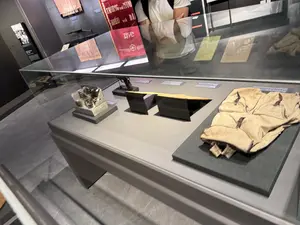 TRUNG với NƯỚC。HIẾU với DÂN。TỰ LỰC。（日本語訳）。国に忠誠を。民に孝行を。自力