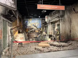 QUYẾT TỬ ĐỂ TỔ QUỐC QUYẾT SINH。（日本語訳）。祖国を生かすため、死を決す