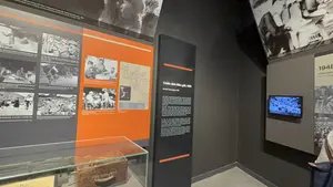 Tổng cục Cung cấp kiêm Trưởng ban Cung cấp Chiến dịch Biên giới, 1950。Hội nghị Ban Thường vụ Trung ương Đảng họp chuẩn bị mở chiến dịch Biên giới, 1950。Tổ Giáp Văn Khương nhận cờ của Tiểu đoàn 54, Trung đoàn 102, Đại đoàn 308, trước giờ tham gia chiến đấu trong Chiến dịch Biên giới, 1950。Bộ đội hành quân tham gia Chiến dịch Biên giới, 1950。Chủ tịch Hồ Chí Minh giao nhiệm vụ cho thư tướng Võ Nguyên Giáp, Bí thư Đảng uỷ, Chỉ huy trưởng Chiến dịch Biên giới, 1950。Đại tướng Võ Nguyên Giáp, Bí thư Đảng ủy, Chỉ huy trưởng và Chính ủy Chiến dịch Biên giới, 1950。Dân công làm đường phục vụ Chiến dịch Biên giới, 1950。Chiến dịch Biên giới, 1950。Năm 1950, Trung ương Đảng quyết định mở Chiến dịch Biên giới trên địa bàn 2 tỉnh Cao Bằng và Lạng Sơn. Tham gia chiến dịch có Đại đoàn 308, 2 trung đoàn Bộ binh, 4 đại đội Sơn pháo, 5 đại đội Công binh, 3 tiểu đoàn độc lập, cùng lực lượng vũ trang địa phương. Chủ tịch Hồ Chí Minh trực tiếp ra mặt trận chỉ đạo chiến dịch.。Sau gần 1 tháng chiến đấu (16/9-14/10/1950), quân ta đã mở rộng căn cứ địa Việt Bắc, khai thông đường biên giới Việt-Trung từ Cao Bằng đến Móng Cái (Quảng Ninh), đánh dấu bước trưởng thành của Quân đội nhân dân Việt Nam, tạo cục diện mới góp phần đưa cuộc kháng chiến chống Pháp sang giai đoạn phản công và tiến công chiến lược.。1948。Chiến dịch。（日本語訳）。供給総局長兼国境作戦供給委員長、1950年。国境作戦開始準備のための党中央常務委員会会議、1950年。国境作戦での戦闘に参加する前に、第308師団第102連隊第54大隊の旗を受け取るザップ・ヴァン・クオン班、1950年。国境作戦に参加するため行軍する部隊、1950年。ホー・チ・ミン主席が国境作戦の党委員会書記兼指揮官であるヴォー・グエン・ザップ将軍に任務を課す、1950年。国境作戦の党委員会書記、指揮官兼政治委員であるヴォー・グエン・ザップ大将、1950年。国境作戦のために道路を建設する民工、1950年。国境作戦、1950年。1950年、党中央はカオバン省とランソン省の2省で国境作戦を開始することを決定した。作戦には第308師団、2個歩兵連隊、4個山砲中隊、5個工兵中隊、3個独立大隊が地方武装勢力と共に参加した。ホー・チ・ミン主席は直接前線に出て作戦を指揮した。約1ヶ月の戦闘（1950年9月16日～10月14日）の後、我が軍はヴェトバク根拠地を拡大し、カオバンからモンカイ（クアンニン省）までのベトナム-中国国境線を開通させ、ベトナム人民軍の成長の段階を印し、抗仏戦争を反攻および戦略的攻勢の段階へと移行させることに貢献する新たな局面を創出した。1948年。作戦