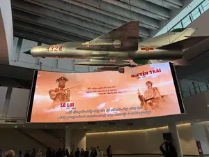 Máy bay MiG-21 số hiệu 4324 và màn hình vinh danh Lê Lợi, Nguyễn Trãi tại Bảo tàng Lịch sử Quân sự Việt Nam (ベトナム軍事歴史博物館に展示されたMiG-21戦闘機4324号機と、レ・ロイ、グエン・チャイを称えるスクリーン)