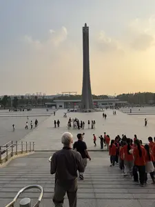 Quảng trường Hồ Chí Minh và Tượng đài Bác Hồ（ホーチミン広場とホーおじさん記念像 / ゲアン省ヴィン市）