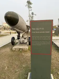 Tên lửa P-15。Liên Xô chế tạo. Quân chủng Hải quân nhân dân Việt Nam sử dụng: chống chiến tranh phá hoại của đế quốc Mỹ。（日本語訳）。P-15ミサイル。ソビエト連邦が製造。ベトナム人民海軍が使用：アメリカ帝国主義の破壊戦争に対抗
