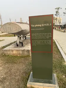 H.DL.9。Tàu phóng từ H.DL.9。Xưởng 46, Bộ Tư lệnh Hải quân chế tạo, 1967. Đội 8, Công binh Hải quân, sử dụng rà phá thủy lôi, bom từ trường của Mỹ tại thành phố Hải Phòng, 1968。D112。（日本語訳）。H.DL.9。H.DL.9号磁気掃海艇。1967年、海軍司令部第46工場にて製造。1968年、海軍工兵第8隊がハイフォン市にてアメリカの機雷、磁気爆弾の掃海・除去に使用。D112