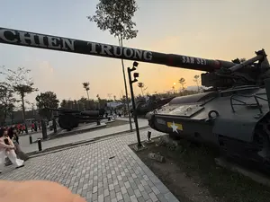 CHIẾN TRƯỜNG / SẤM SÉT（「戦場」「雷」と書かれた自走砲 / ベトナム軍事歴史博物館・ハノイ）