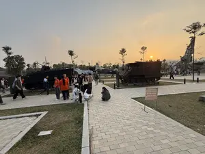 QUÝ KHÁCH LƯU Ý。ĐỂ ĐẢM BẢO AN TOÀN CHO HIỆN VẬT。ĐANG TRƯNG BÀY TẠI BẢO TÀNG。ĐỀ NGHỊ QUÝ KHÁCH THĂM QUAN。KHÔNG LEO TRÈO, VIẾT, VẼ, KÝ TÊN LÊN HIỆN VẬT。NẾU CỐ TÌNH VI PHẠM SẼ HOÀN TOÀN CHỊU TRÁCH NHIỆM。Xin cảm ơn。（日本語訳）。お客様へご注意。博物館に展示されている展示品の安全を確保するため、。ご来館の皆様は。展示物に登ったり、書いたり、描いたり、署名したりしないようお願いいたします。故意に違反した場合は、全責任を負うものとします。ありがとうございます。