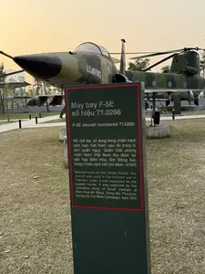 Máy bay F-5E số hiệu 71.0266（F-5E戦闘機、機体番号71.0266の説明板 / ベトナム軍事歴史博物館、ハノイ）